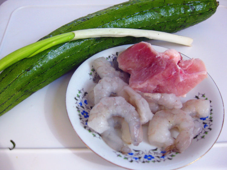 虾仁丝瓜肉片汤步骤1