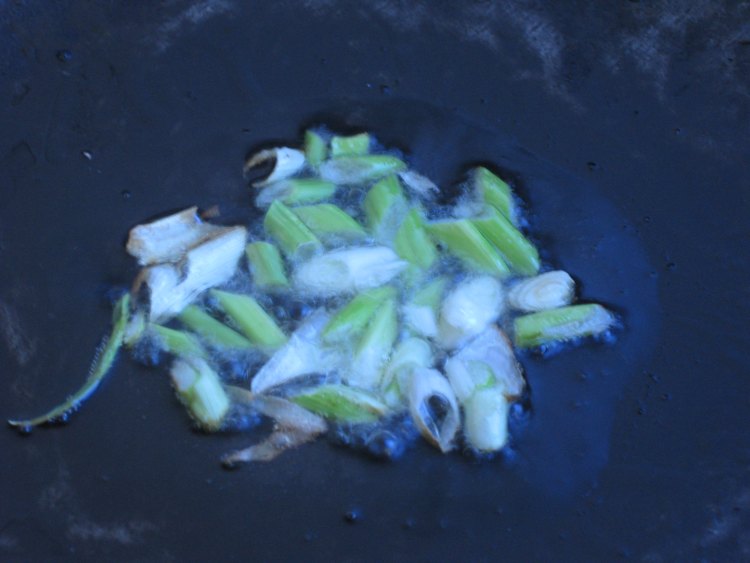 虾仁丝瓜肉片汤步骤6