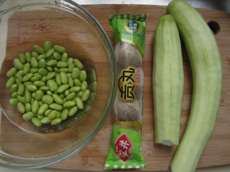 贡丸毛豆养生丝瓜步骤1