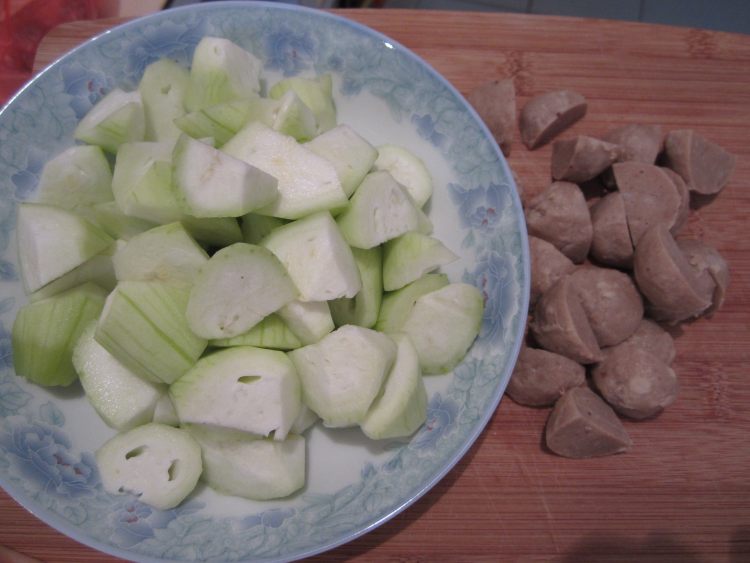 贡丸毛豆养生丝瓜步骤2