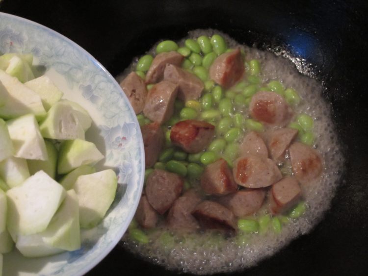 贡丸毛豆养生丝瓜步骤5
