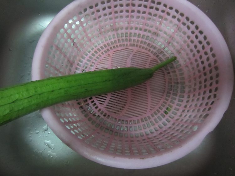 丝瓜木耳汤步骤1