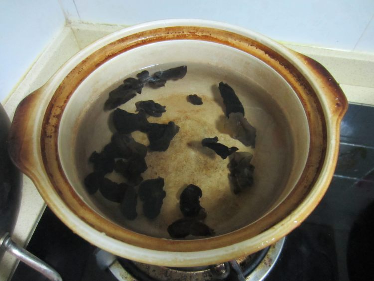 丝瓜木耳汤步骤2
