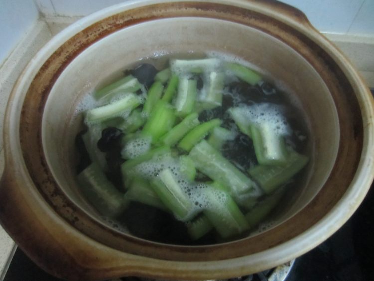丝瓜木耳汤步骤5