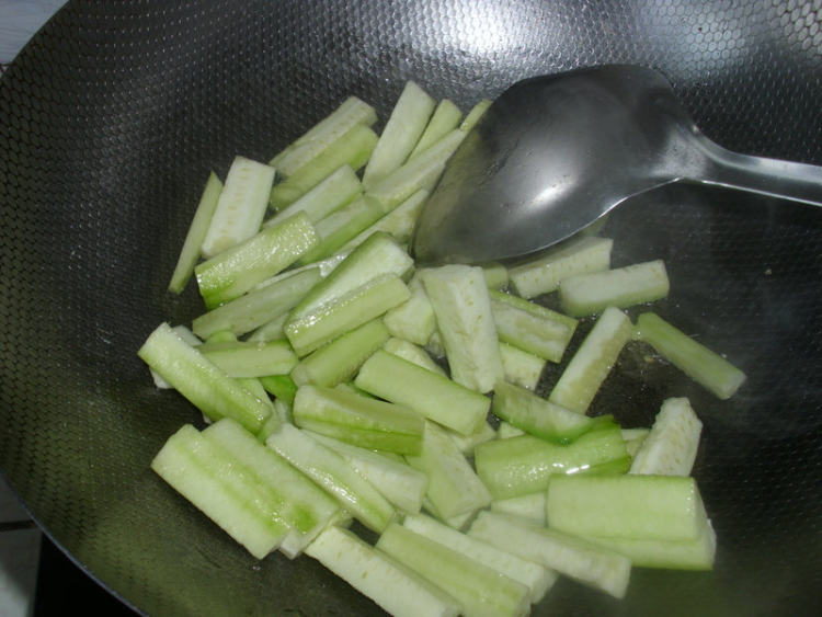 香菜炒丝瓜步骤4