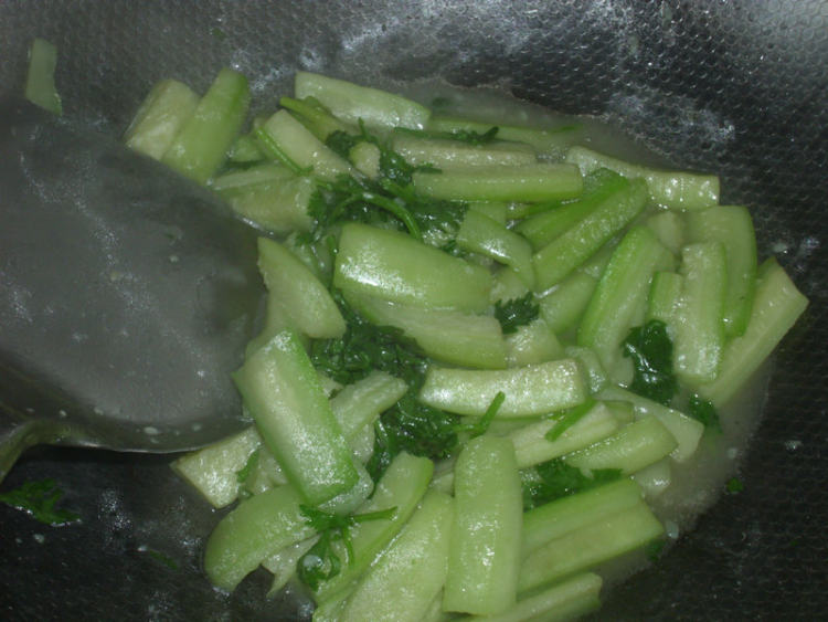 香菜炒丝瓜步骤7