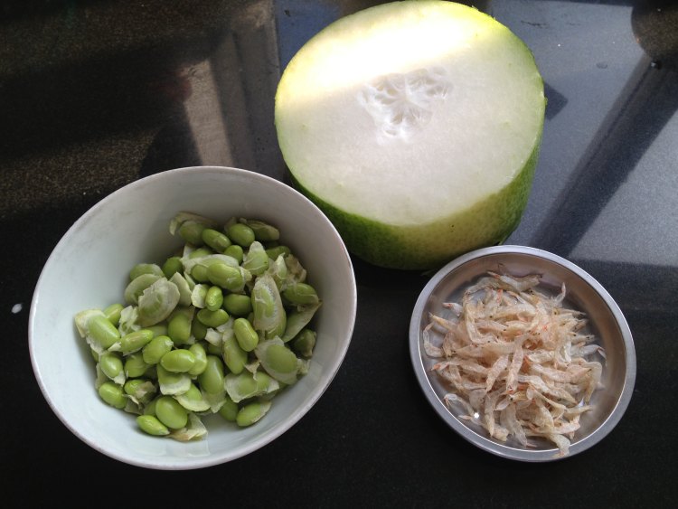 冬瓜毛豆虾皮汤步骤1
