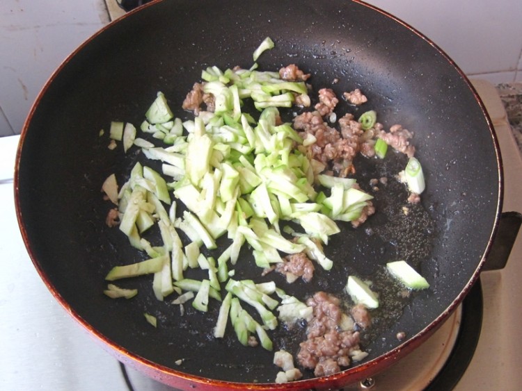 肉末丝瓜螺丝粉步骤7