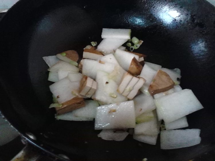 冬瓜片炒豆干步骤7