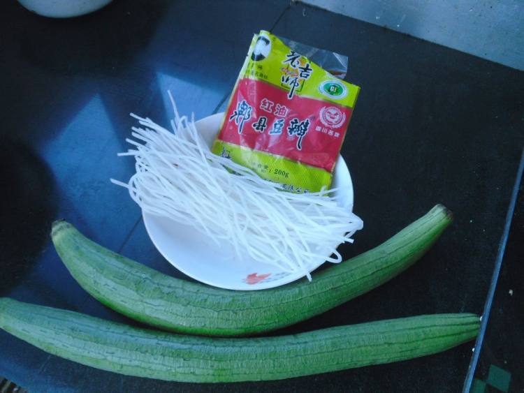 红汤丝瓜粉步骤1