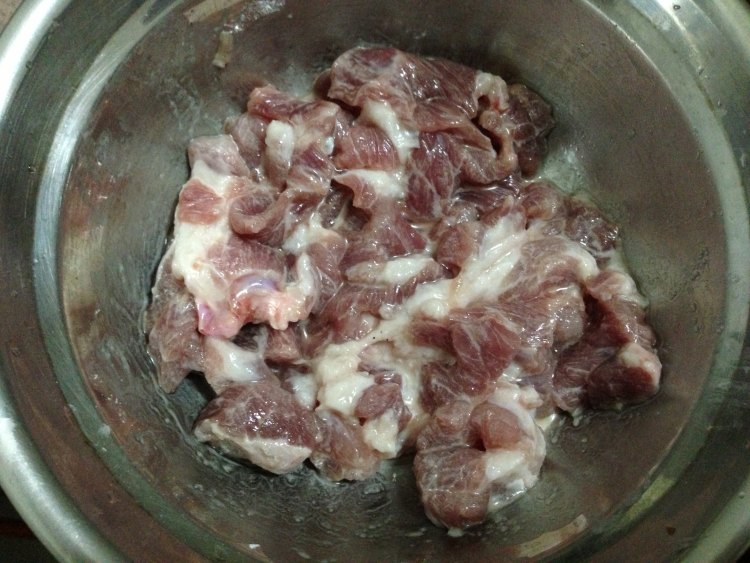 猪肉炒丝瓜步骤2