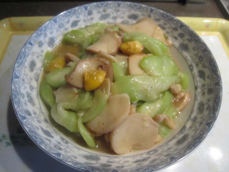 丝瓜白果烩双菇步骤9