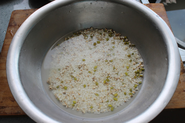 花样水果薏米粥步骤1