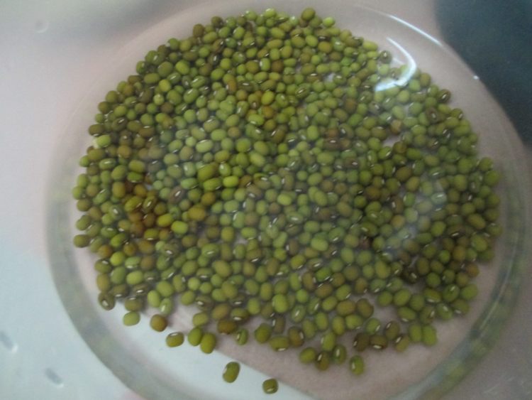 电压力锅绿豆薏米汤步骤1