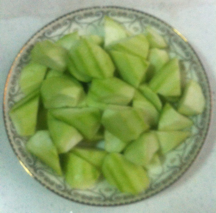 毛豆烧丝瓜步骤1