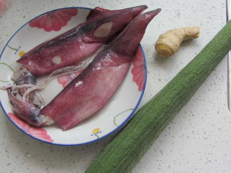 丝瓜炒鱿鱼步骤1