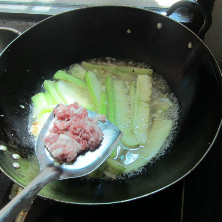 鱼香肉末丝瓜步骤7
