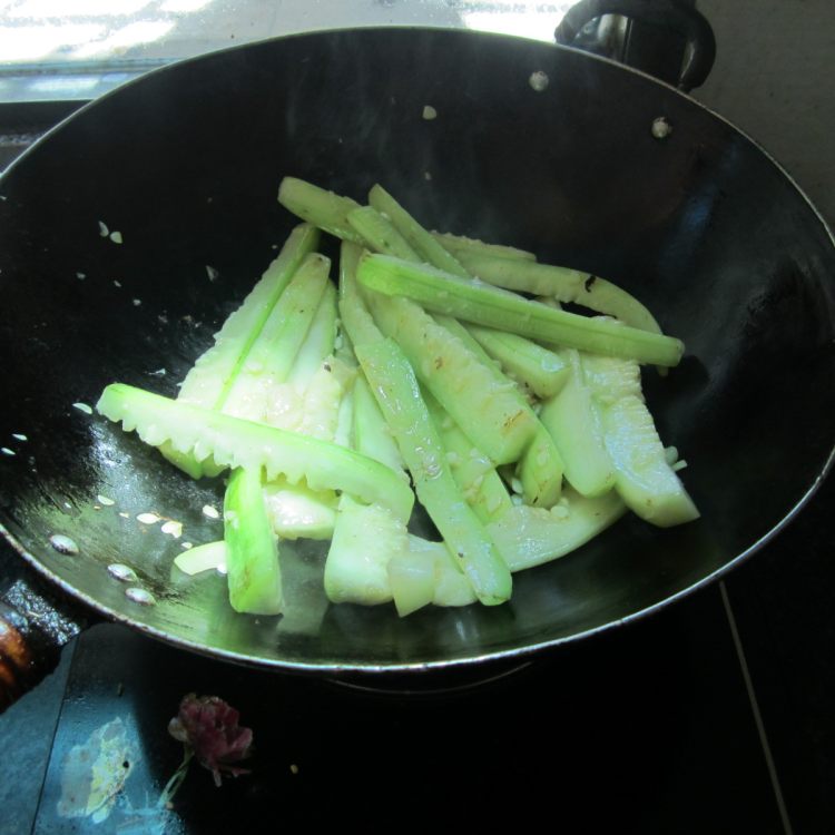 鱼香肉末丝瓜步骤5