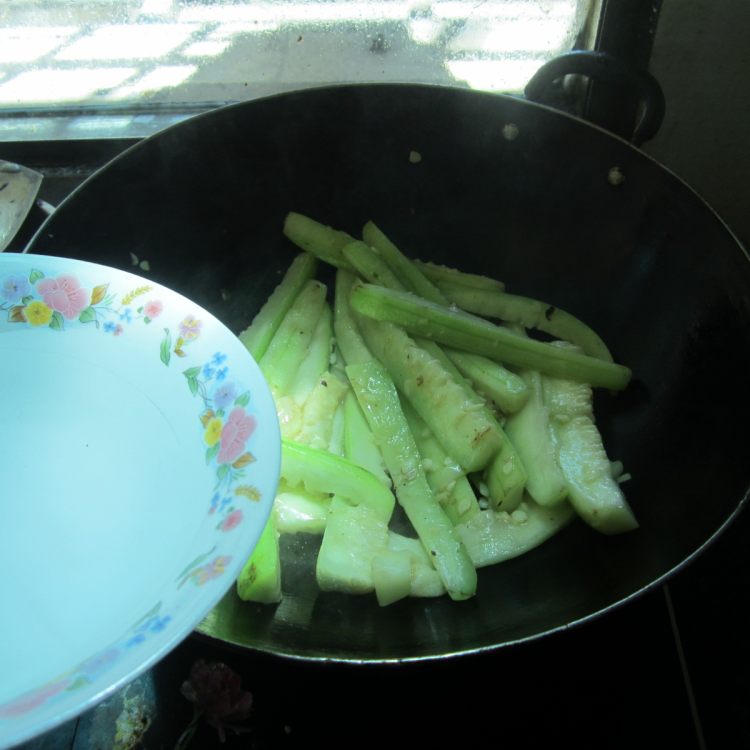 鱼香肉末丝瓜步骤6