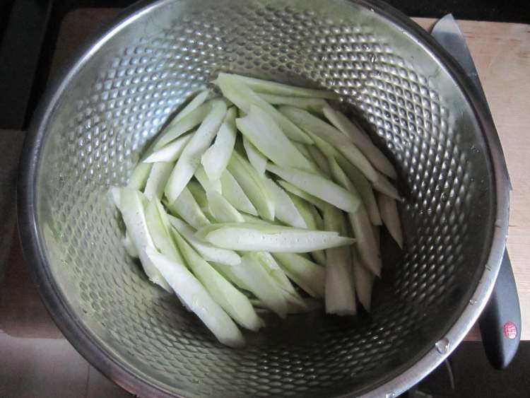 丝瓜蛋花烩银鱼步骤2