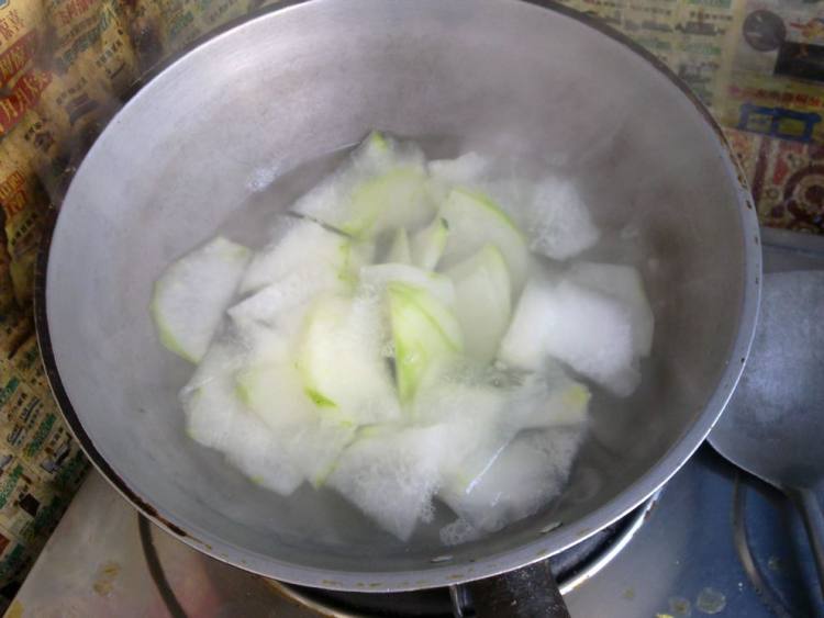 冬瓜蒜苔炒肉步骤1