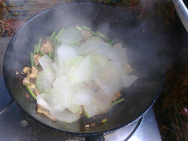 冬瓜蒜苔炒肉步骤8