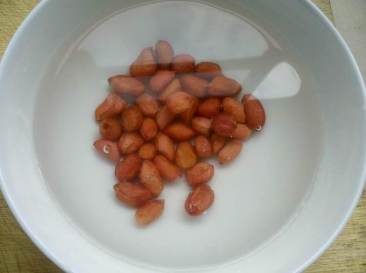 红枣花生绿豆汤步骤1