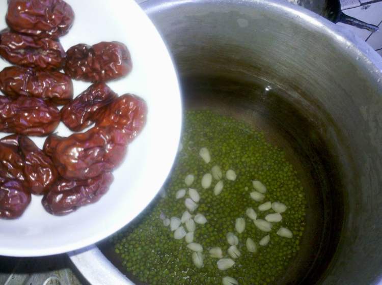 红枣花生绿豆汤步骤7