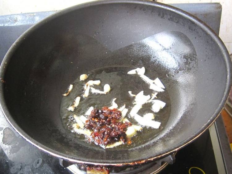 香菜炒豆腐皮步骤4