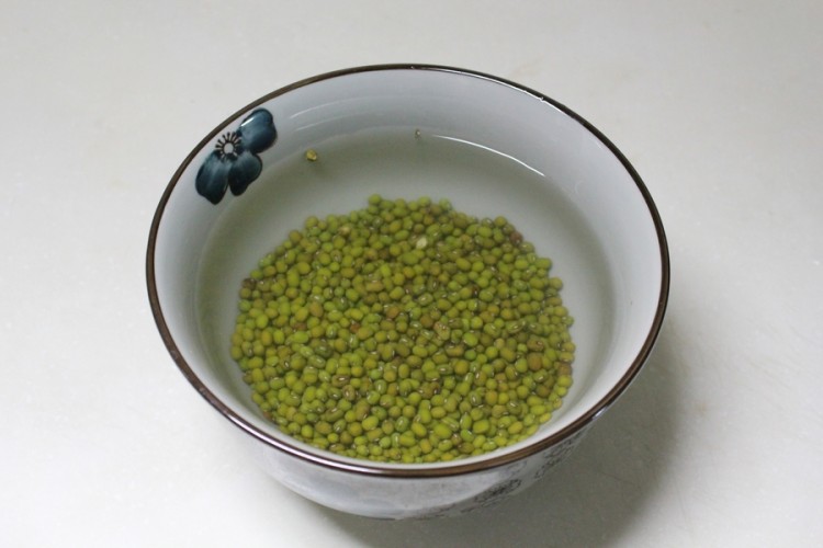 香菇米肠绿豆粥步骤1