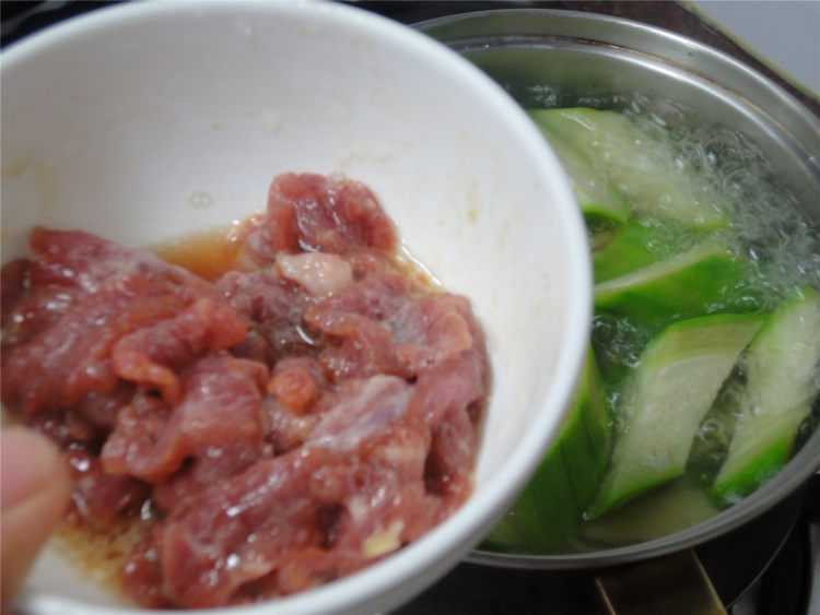 咸蛋肉片水瓜汤步骤7