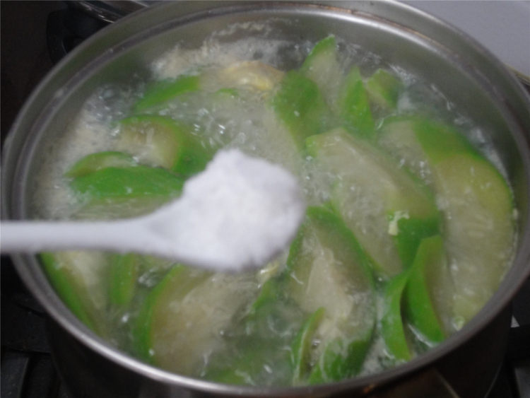 咸蛋肉片水瓜汤步骤10