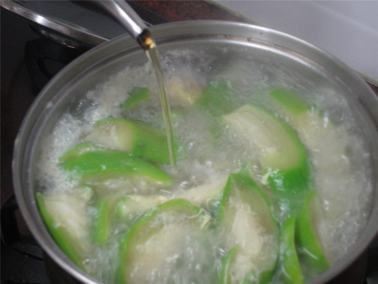 咸蛋肉片水瓜汤步骤9