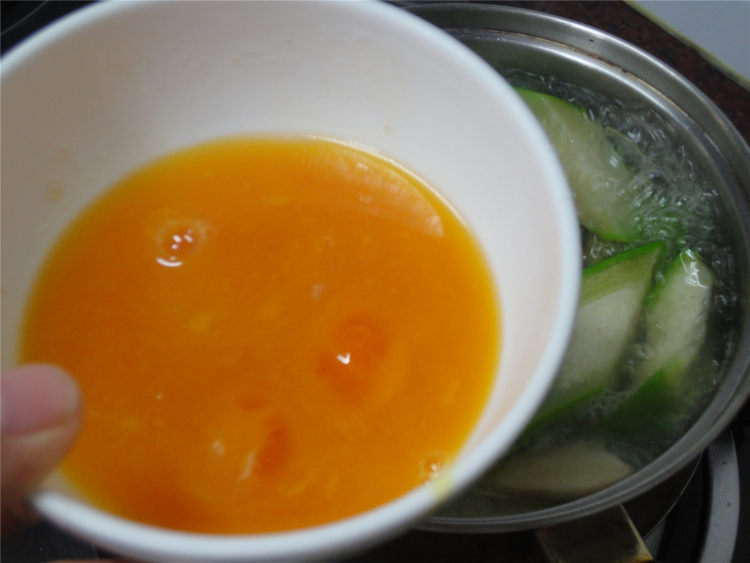 咸蛋肉片水瓜汤步骤8