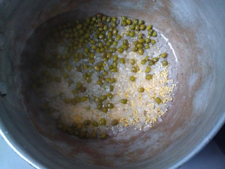 二米绿豆粥步骤2