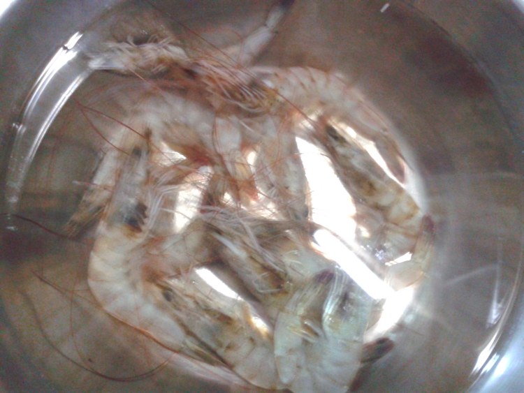 丝瓜肉片鲜虾汤步骤1