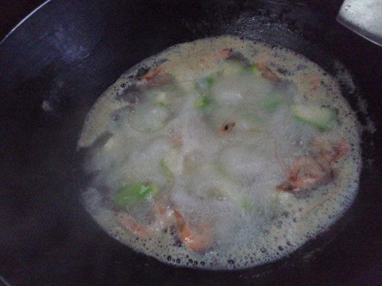 丝瓜肉片鲜虾汤步骤6