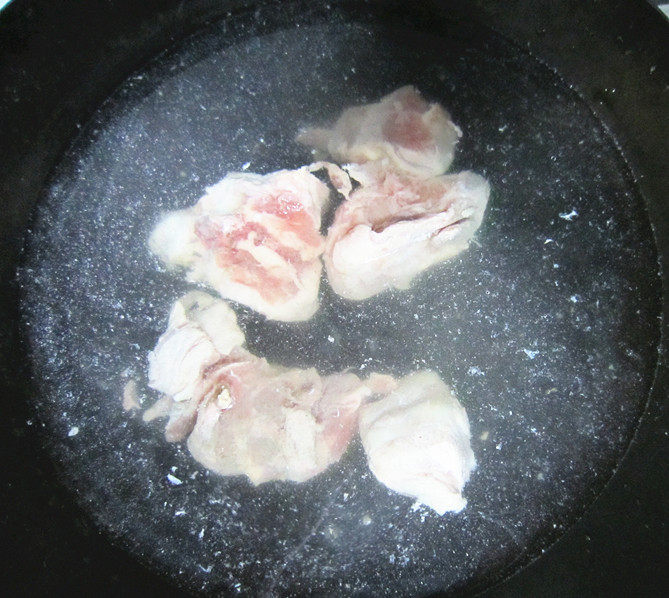 补虚健脾利水排骨汤步骤1