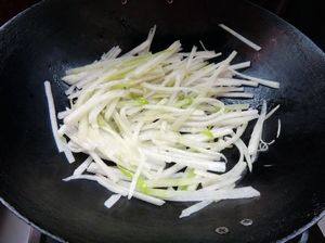 红椒青蒜炒瓜丝步骤2