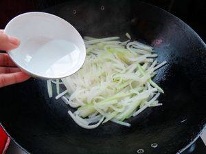 红椒青蒜炒瓜丝步骤3