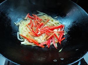 红椒青蒜炒瓜丝步骤5
