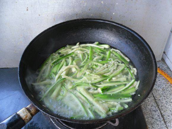 酸辣丝瓜条步骤4