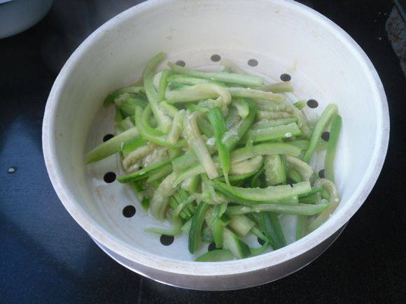酸辣丝瓜条步骤5