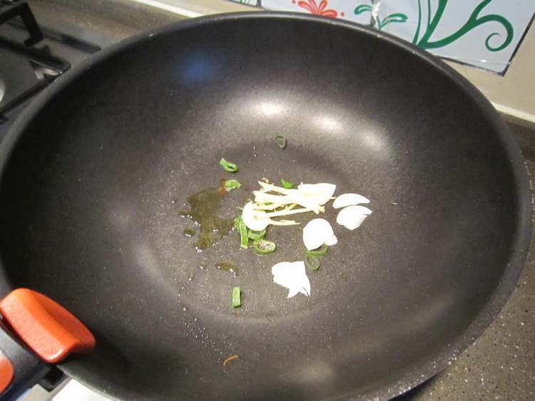 秀珍菇淡菜炒丝瓜步骤2