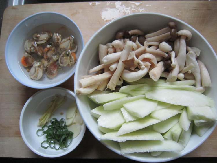 秀珍菇淡菜炒丝瓜步骤1