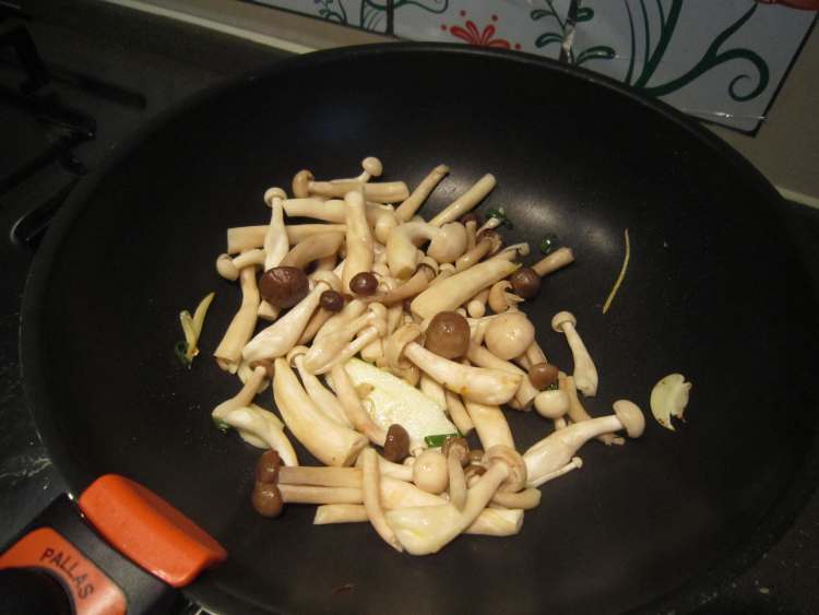 秀珍菇淡菜炒丝瓜步骤3