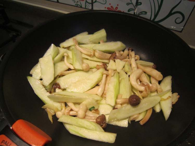 秀珍菇淡菜炒丝瓜步骤4