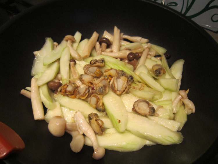 秀珍菇淡菜炒丝瓜步骤5