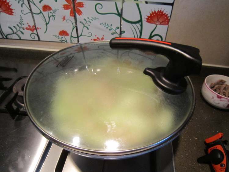 秀珍菇淡菜炒丝瓜步骤6
