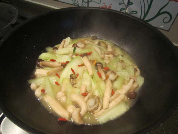 秀珍菇淡菜炒丝瓜步骤7